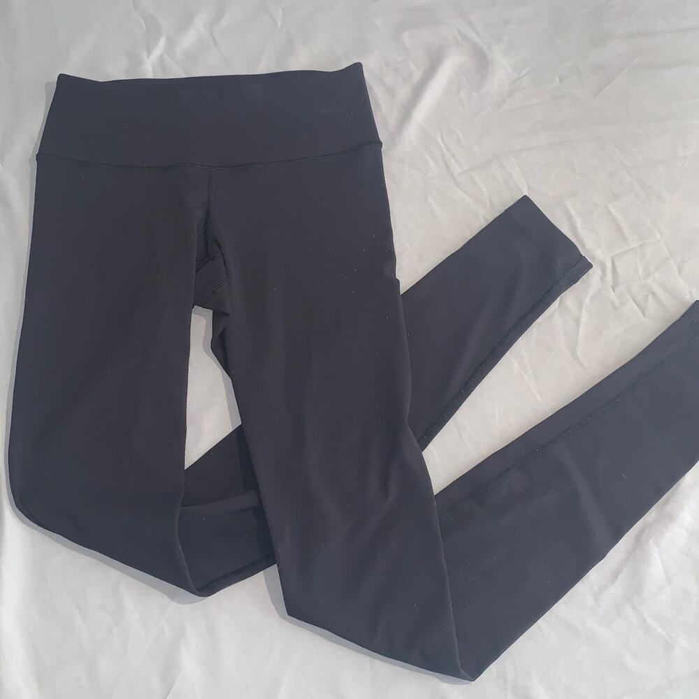 Lululemon women’s high-waisted leggings in size 2